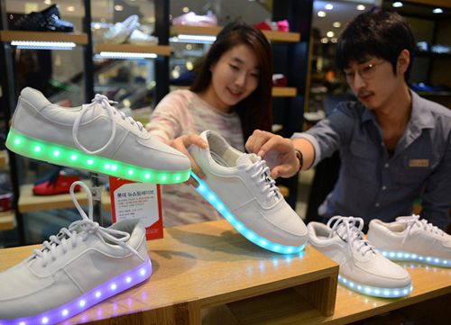 LED运动鞋真来了！亮相韩国， 可持续发光9-10小时