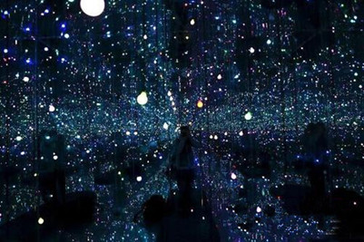 近百彩色LED灯打造“无限星屋” 宇宙天宫般唯美