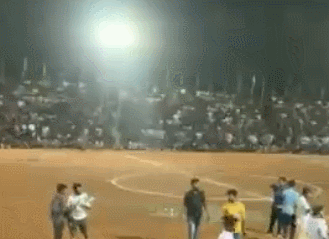  印度足球赛前看台突然坍塌：大型照明灯砸向人群 超200人受伤