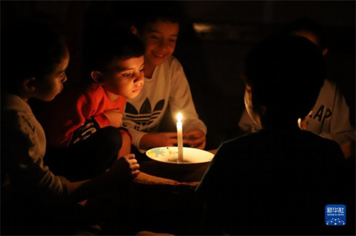 10月20日在加沙地带南部城市使用蜡烛照明的儿童